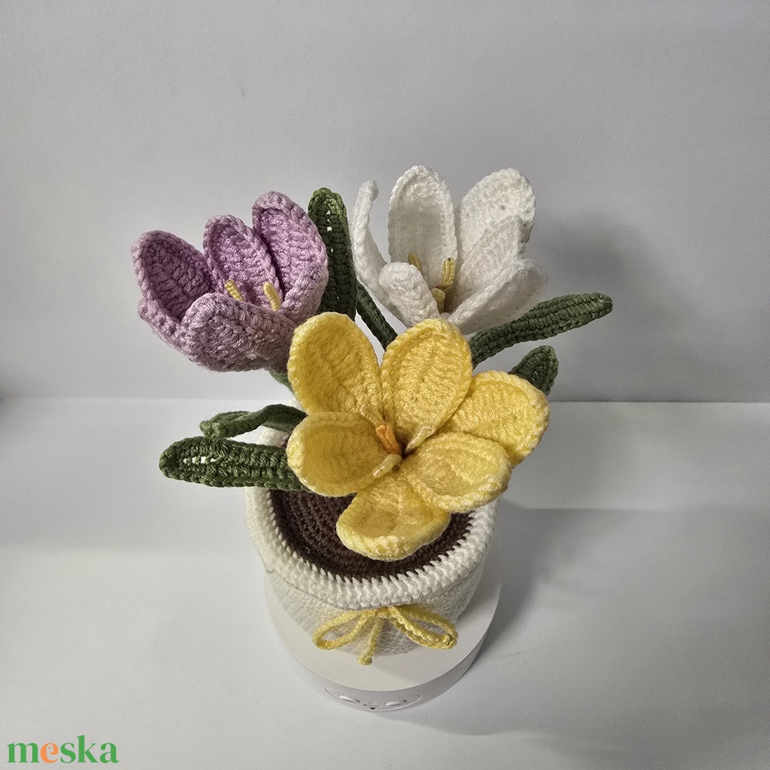 Horgolt kaspós Krokkusz virág - otthon & életmód - virágdekoráció - virágdíszek - virágdísz kaspóban - Meska.hu