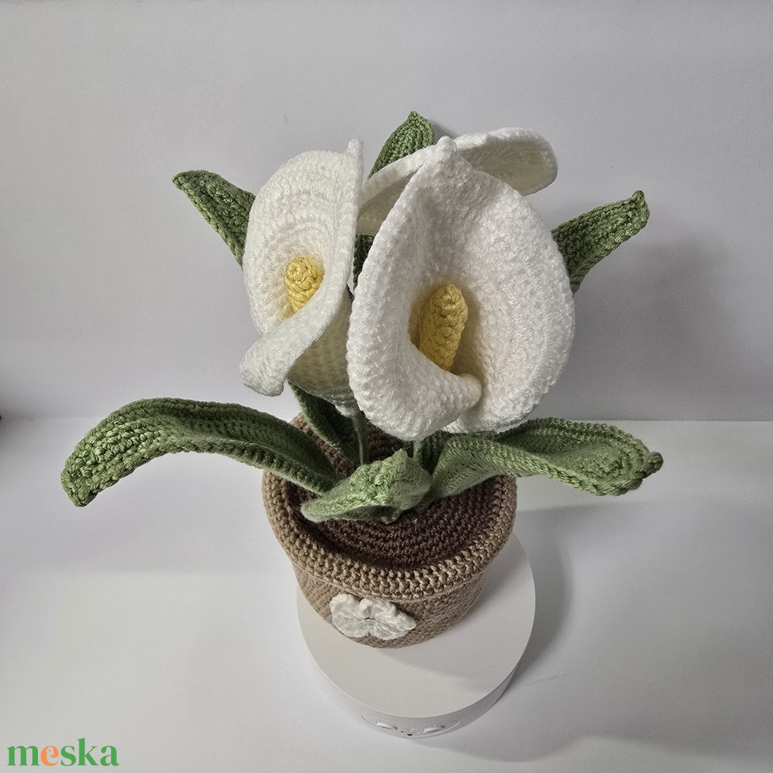 Horgolt kála kaspóban - otthon & életmód - virágdekoráció - virágdíszek - virágdísz kaspóban - Meska.hu