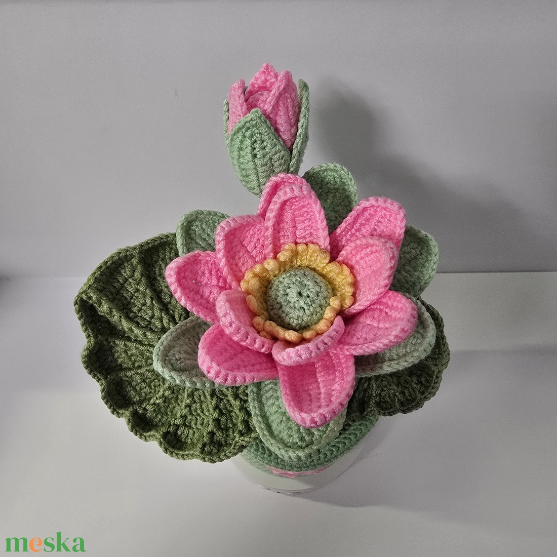 Horgolt lótuszvirág kaspóban - otthon & életmód - virágdekoráció - virágdíszek - virágdísz kaspóban - Meska.hu