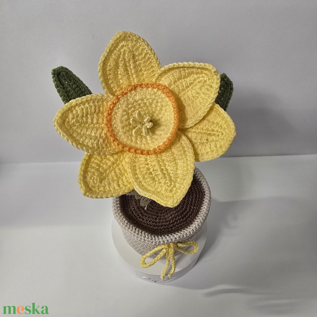 Horgolt nárcisz kaspóban - otthon & életmód - virágdekoráció - virágdíszek - virágdísz kaspóban - Meska.hu