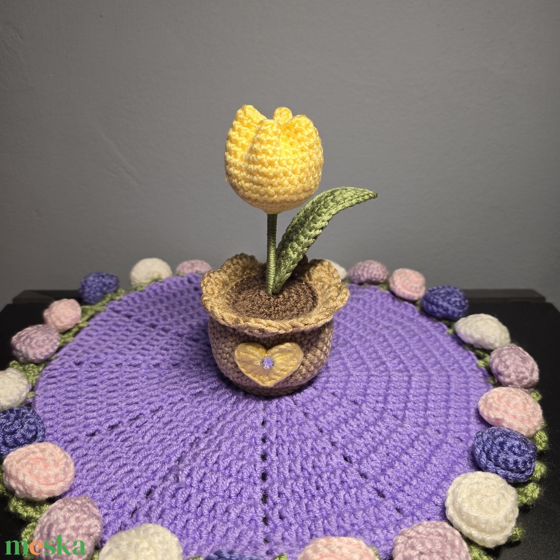 Horgolt tulipán kaspóban - otthon & életmód - virágdekoráció - virágdíszek - virágdísz kaspóban - Meska.hu