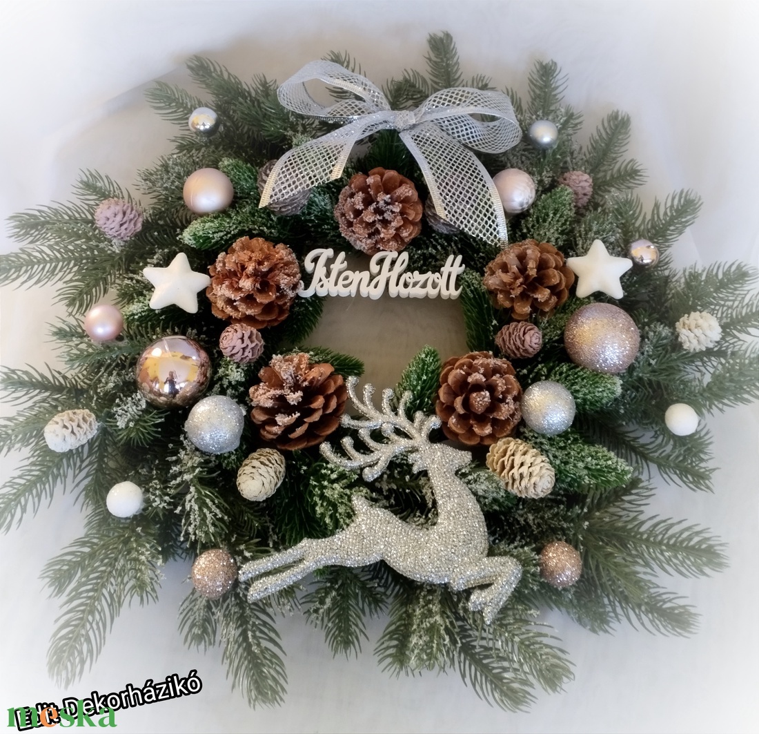 Karácsonyi ajtódísz ezüst szarvassal műfenyő koszorún - karácsony - adventi díszek - adventi ajtódísz - Meska.hu