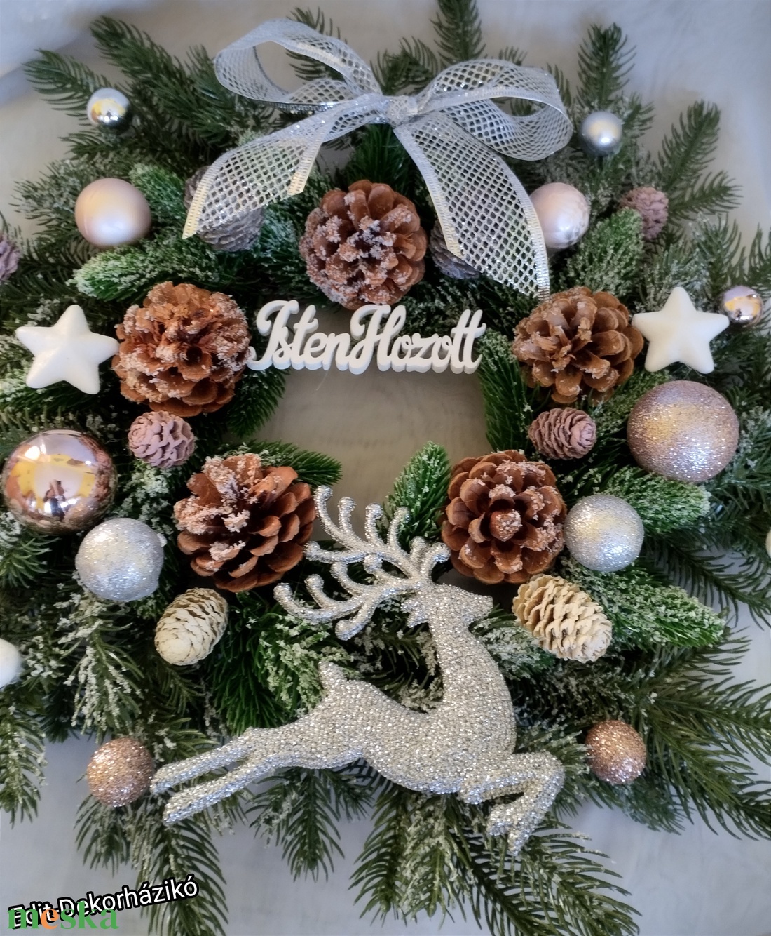 Karácsonyi ajtódísz ezüst szarvassal műfenyő koszorún - karácsony - adventi díszek - adventi ajtódísz - Meska.hu