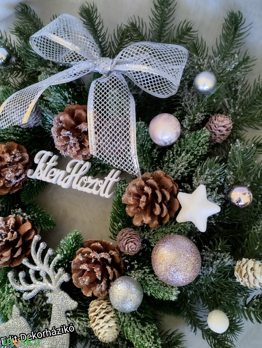 Karácsonyi ajtódísz ezüst szarvassal műfenyő koszorún - karácsony - adventi díszek - adventi ajtódísz - Meska.hu