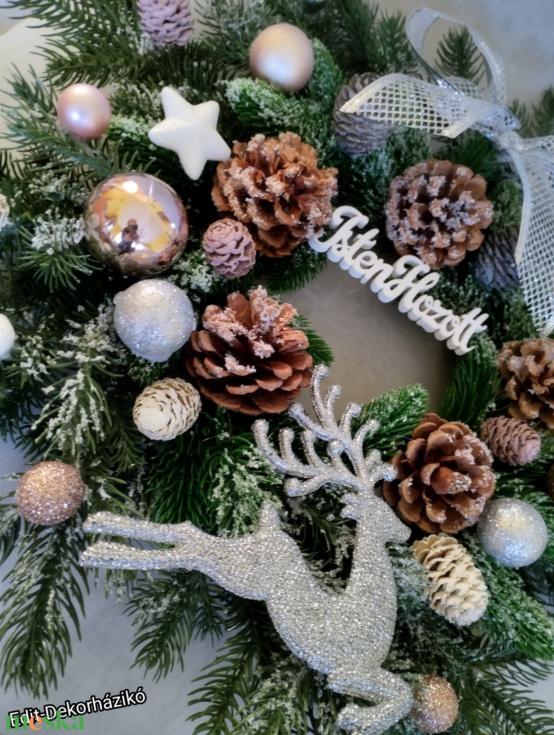 Karácsonyi ajtódísz ezüst szarvassal műfenyő koszorún - karácsony - adventi díszek - adventi ajtódísz - Meska.hu