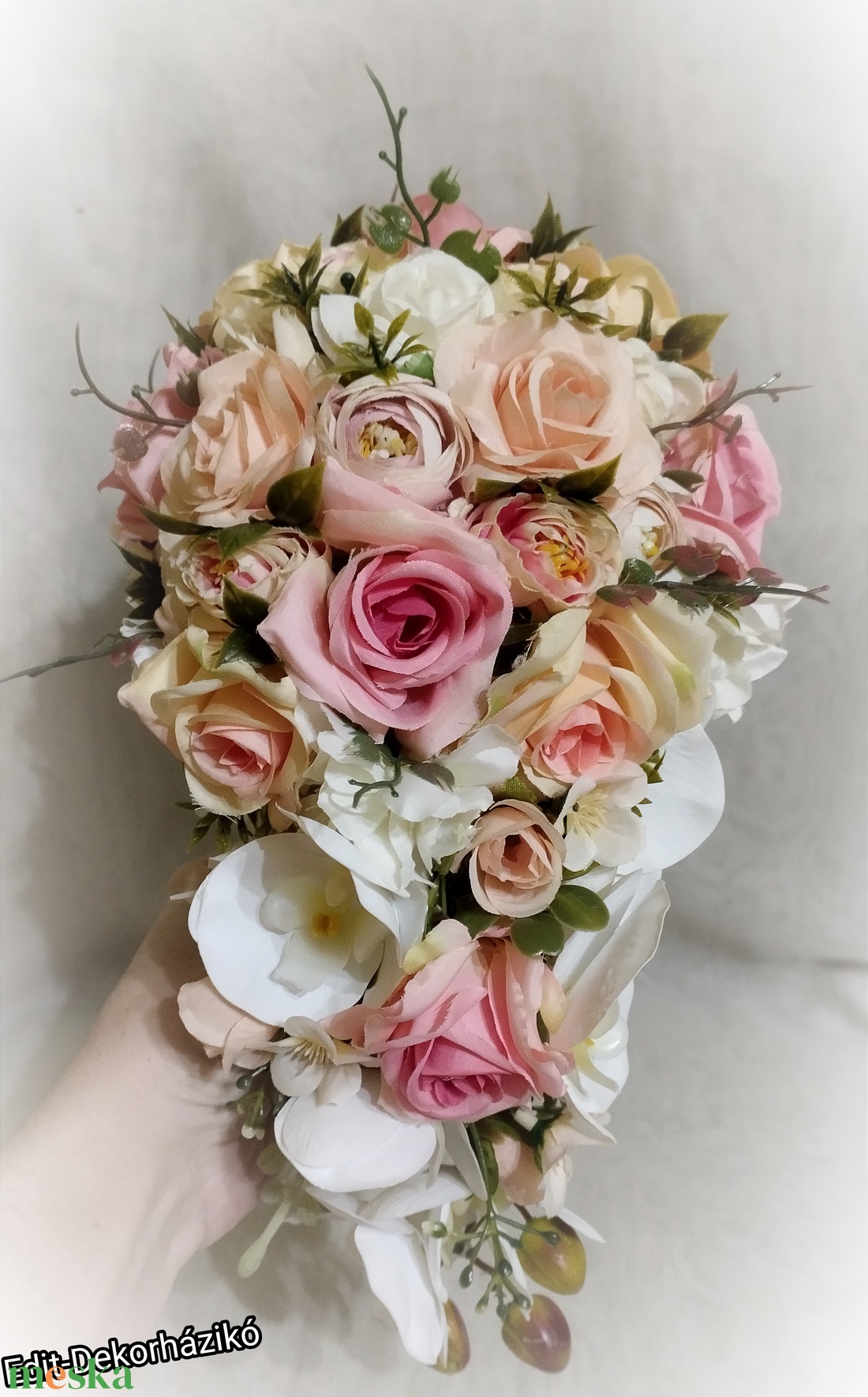 Csepp alakú rózsaszín-fehér-barack virágos menyasszonyi csokor  - esküvő - menyasszonyi- és dobócsokor - Meska.hu