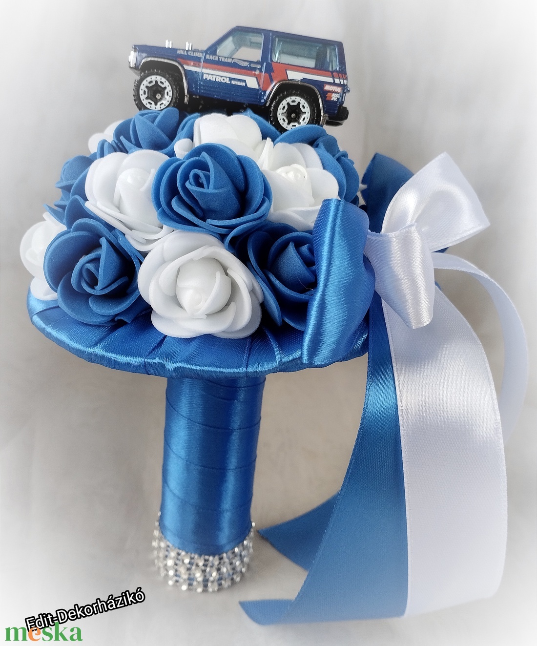 Kék-fehér ovis ballagási csokor kis autóval - otthon & lakás - dekoráció - virágdísz és tartó - csokor & virágdísz - Meska.hu