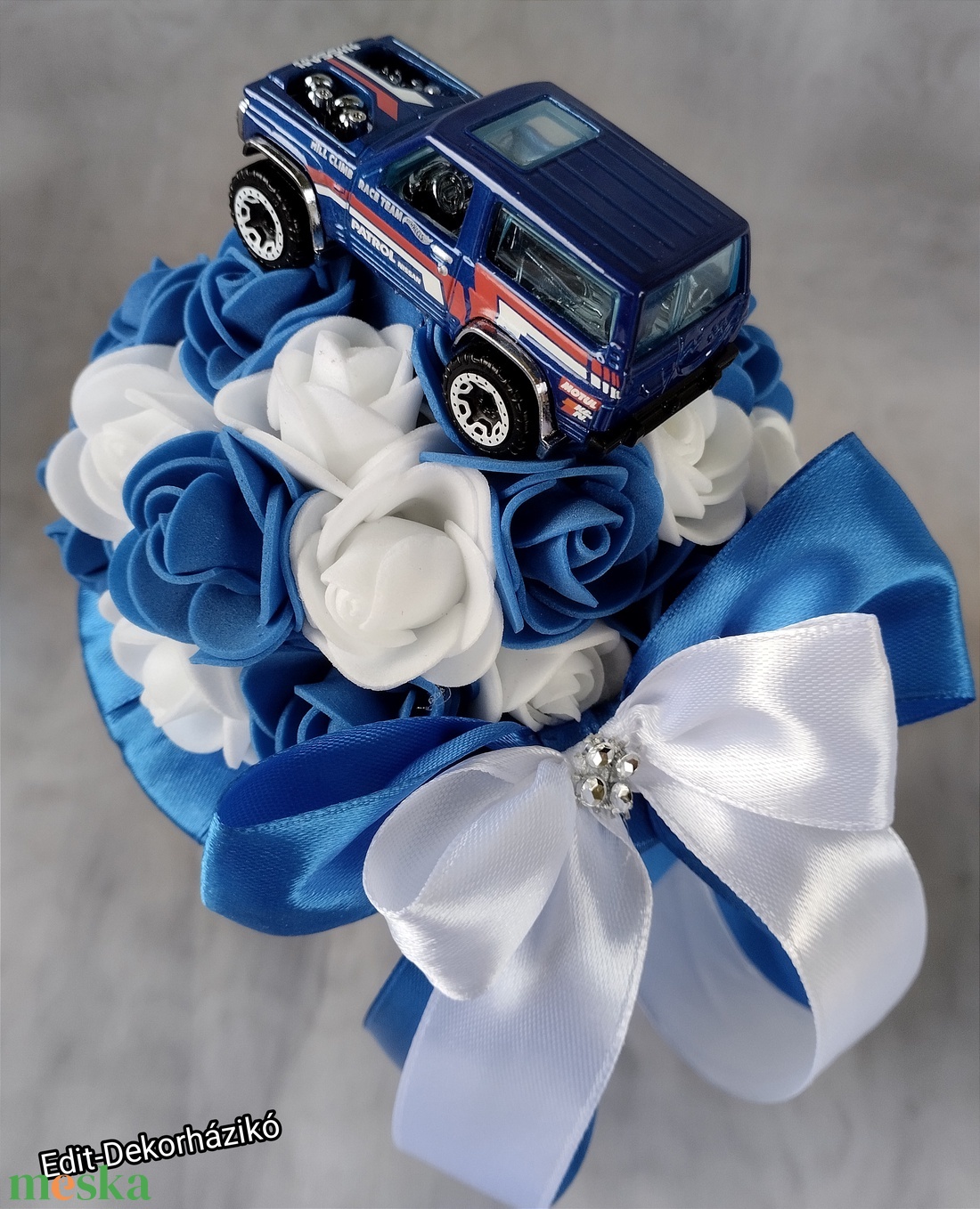 Kék-fehér ovis ballagási csokor kis autóval - otthon & lakás - dekoráció - virágdísz és tartó - csokor & virágdísz - Meska.hu