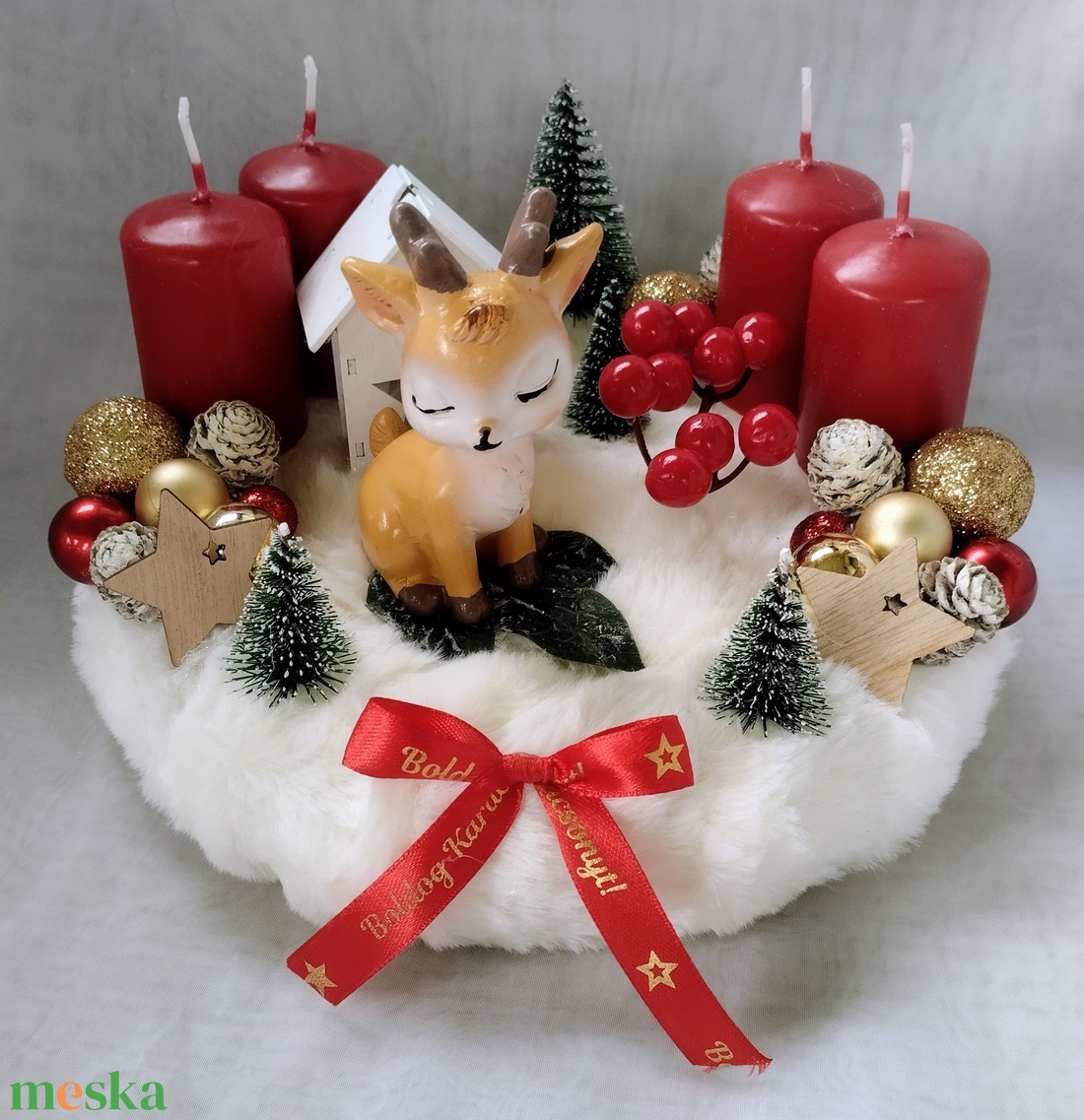 Fehér szőrmés adventi koszorú szarvassal (piros-arany) - karácsony - adventi díszek - adventi koszorú - Meska.hu