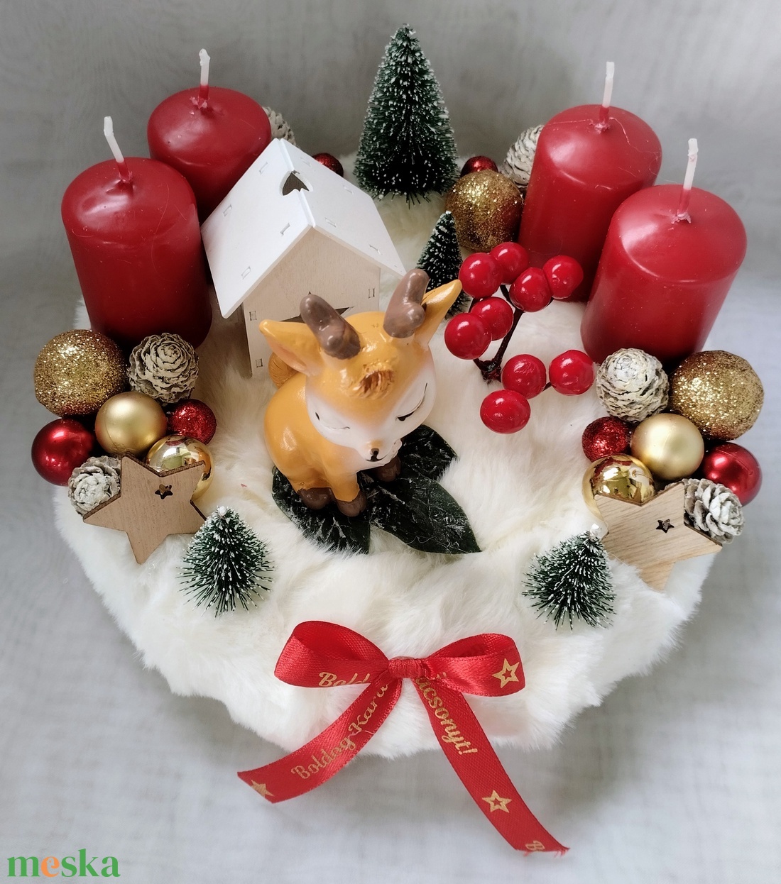 Fehér szőrmés adventi koszorú szarvassal (piros-arany) - karácsony - adventi díszek - adventi koszorú - Meska.hu