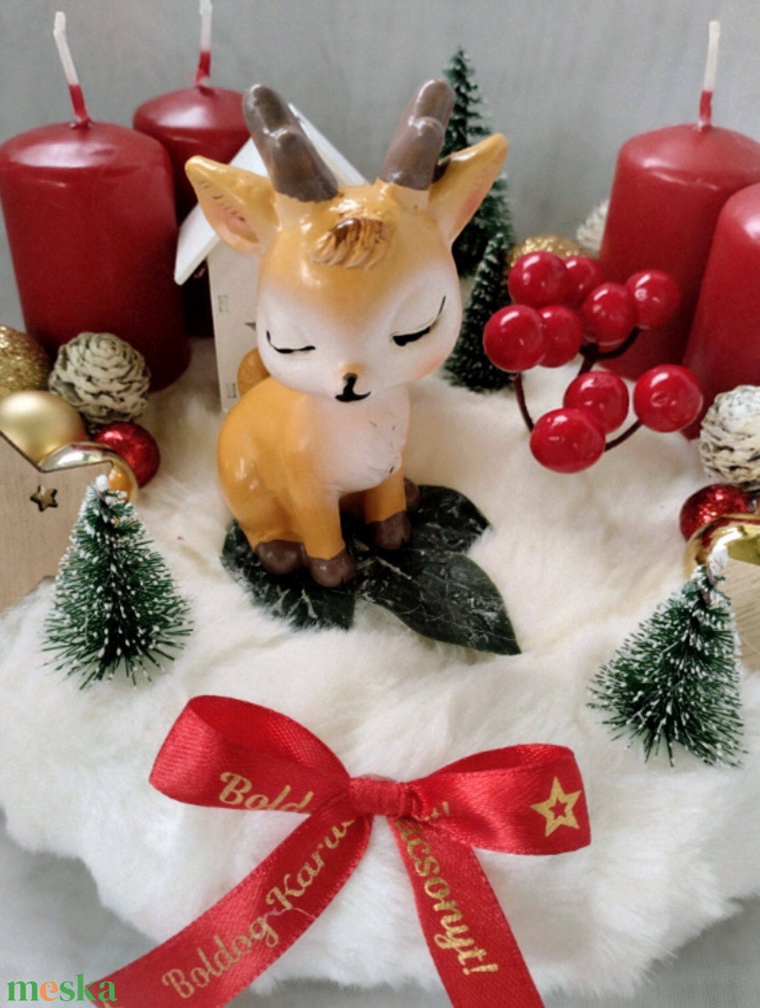 Fehér szőrmés adventi koszorú szarvassal (piros-arany) - karácsony - adventi díszek - adventi koszorú - Meska.hu
