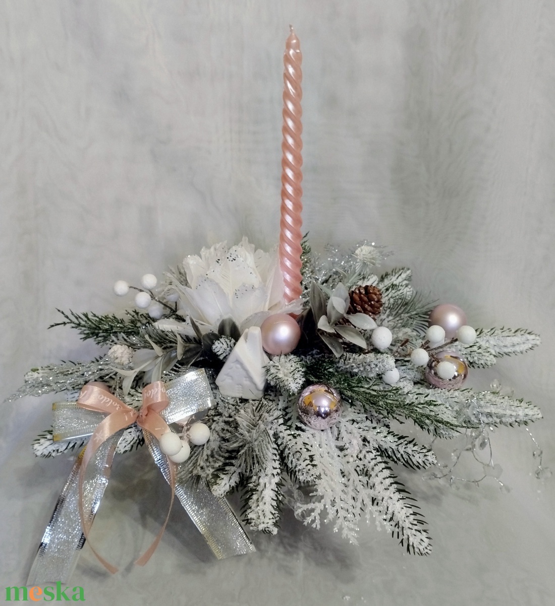 Ezüstös -rózsaszín karácsonyi adztaldísz csavart gyertyával - karácsony - adventi díszek - adventi asztaldísz - Meska.hu