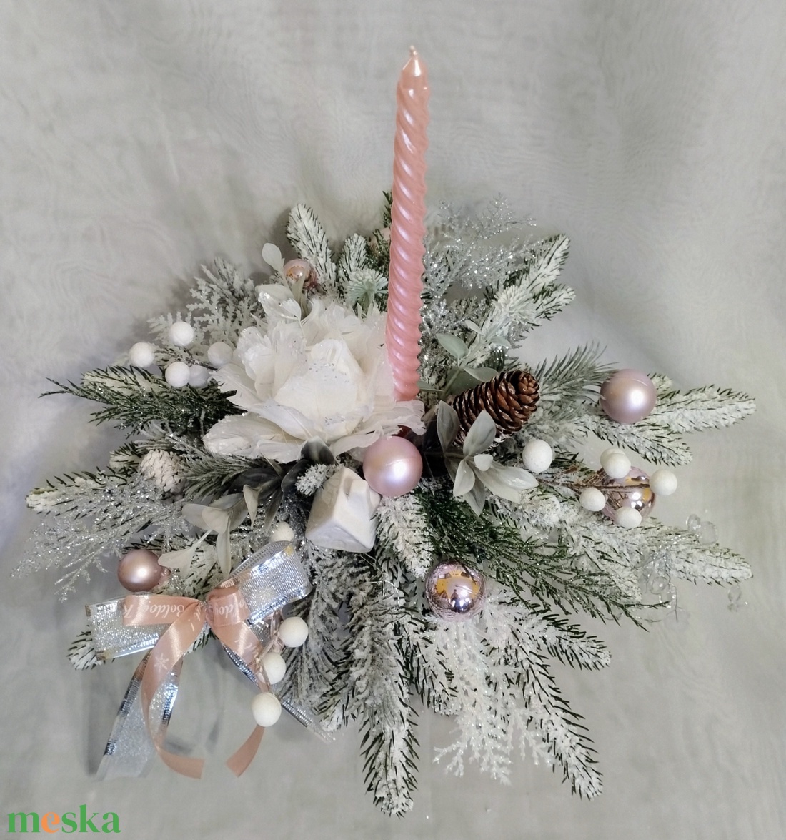 Ezüstös -rózsaszín karácsonyi adztaldísz csavart gyertyával - karácsony - adventi díszek - adventi asztaldísz - Meska.hu