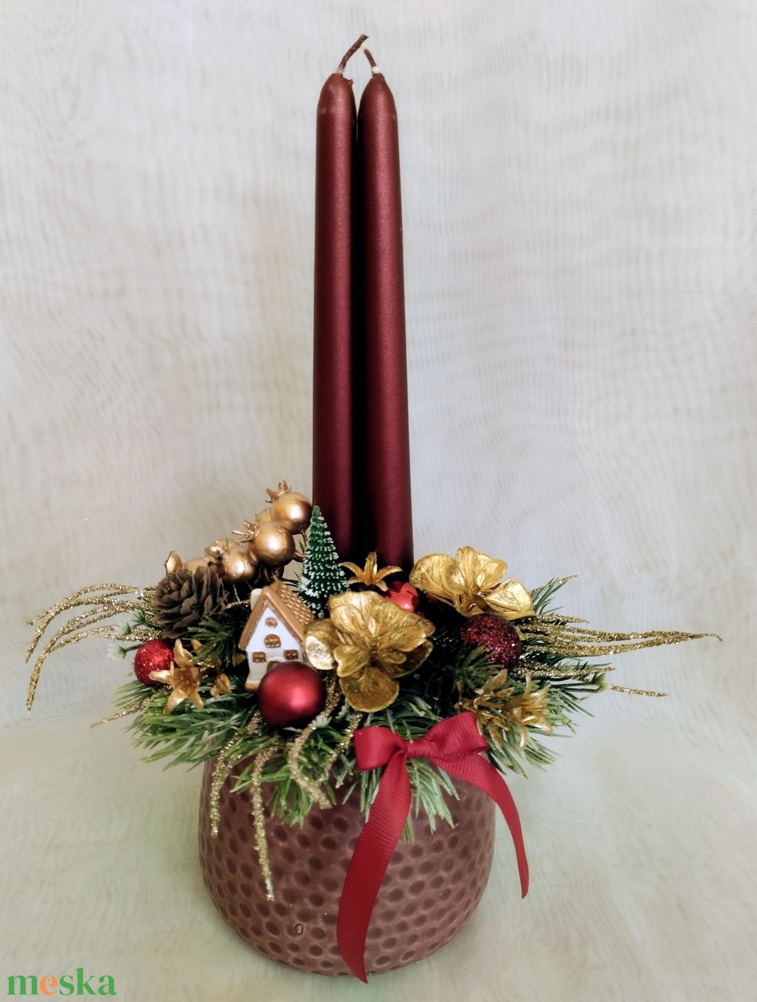 Karácsonyi asztaldísz bordó gyertyákkal és arany ragyogással - karácsony - adventi díszek - adventi asztaldísz - Meska.hu