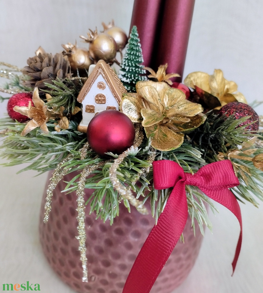Karácsonyi asztaldísz bordó gyertyákkal és arany ragyogással - karácsony - adventi díszek - adventi asztaldísz - Meska.hu