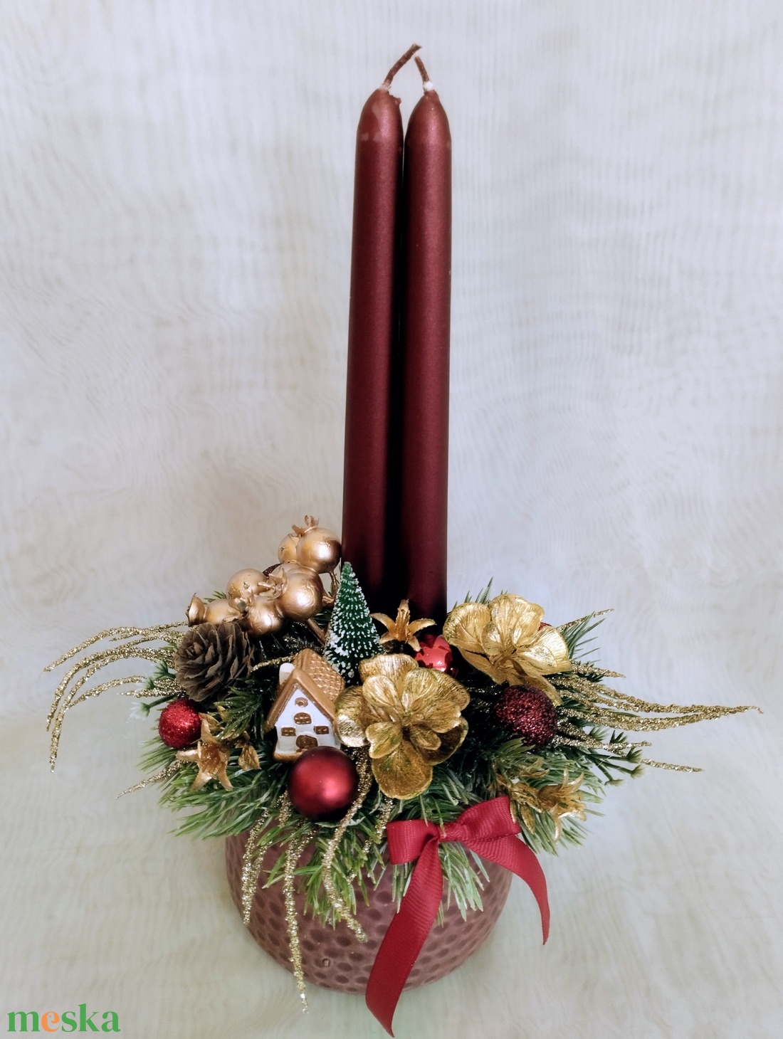 Karácsonyi asztaldísz bordó gyertyákkal és arany ragyogással - karácsony - adventi díszek - adventi asztaldísz - Meska.hu