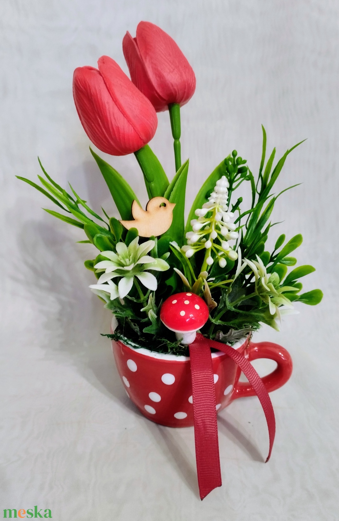 Tavaszi asutaldísz piros pöttyös csészében - otthon & életmód - dekoráció - asztal és polc dekoráció - asztaldísz - Meska.hu