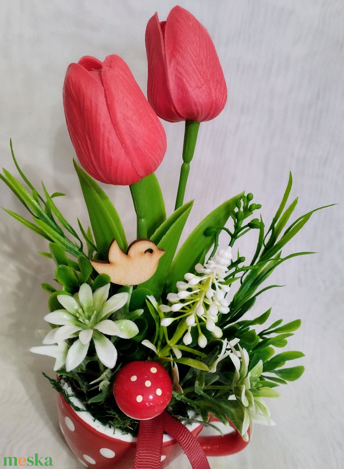 Tavaszi asutaldísz piros pöttyös csészében - otthon & életmód - dekoráció - asztal és polc dekoráció - asztaldísz - Meska.hu