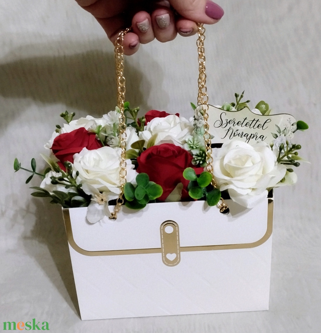 Rózsás táskadísz nőnapra - otthon & életmód - virágdekoráció - virágdíszek - asztali virágdísz - Meska.hu