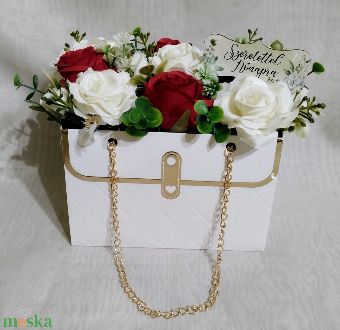 Rózsás táskadísz nőnapra - otthon & életmód - virágdekoráció - virágdíszek - asztali virágdísz - Meska.hu