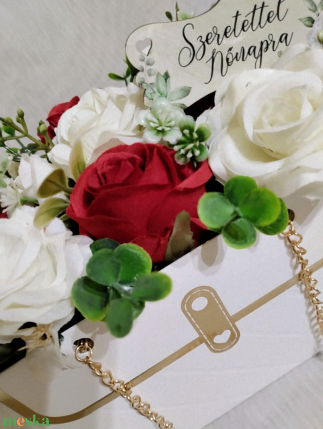 Rózsás táskadísz nőnapra - otthon & életmód - virágdekoráció - virágdíszek - asztali virágdísz - Meska.hu