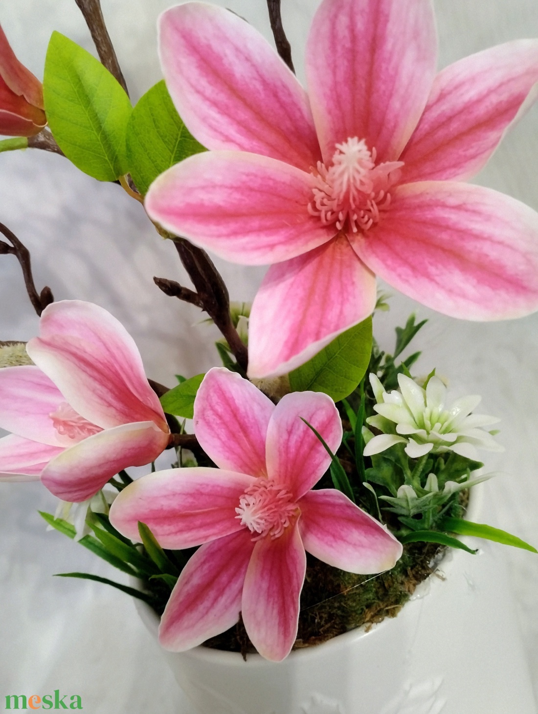 Rózsaszín magnóliás asztaldísz - otthon & életmód - virágdekoráció - virágdíszek - virágdísz kaspóban - Meska.hu