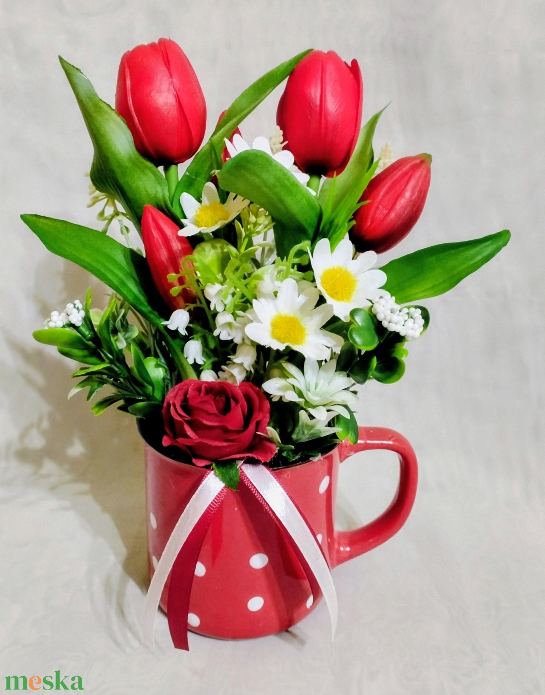 Piros pöttyös bögrés tavaszi dísz - otthon & életmód - dekoráció - asztal és polc dekoráció - asztaldísz - Meska.hu