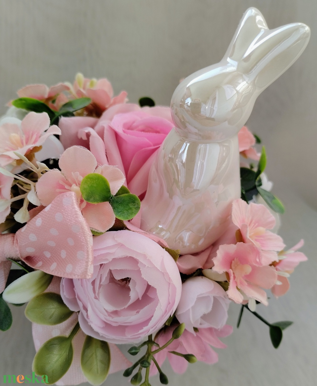 Tavaszi nyuszis asztaldísz rózsaszín virágokkal  - ünnepi díszek, dekorációk - húsvéti díszek és dekorációk - húsvéti asztaldíszek - Meska.hu