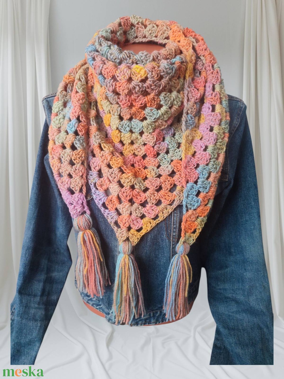Színes horgolt kendő bojttal - ruha & divat - sál, sapka, kendő - kendő - Meska.hu