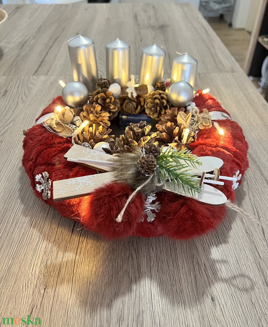 Piros-ezüst adventi koszorú tobozokkal és LED fényfüzérrel - karácsony - adventi díszek - adventi koszorú - Meska.hu