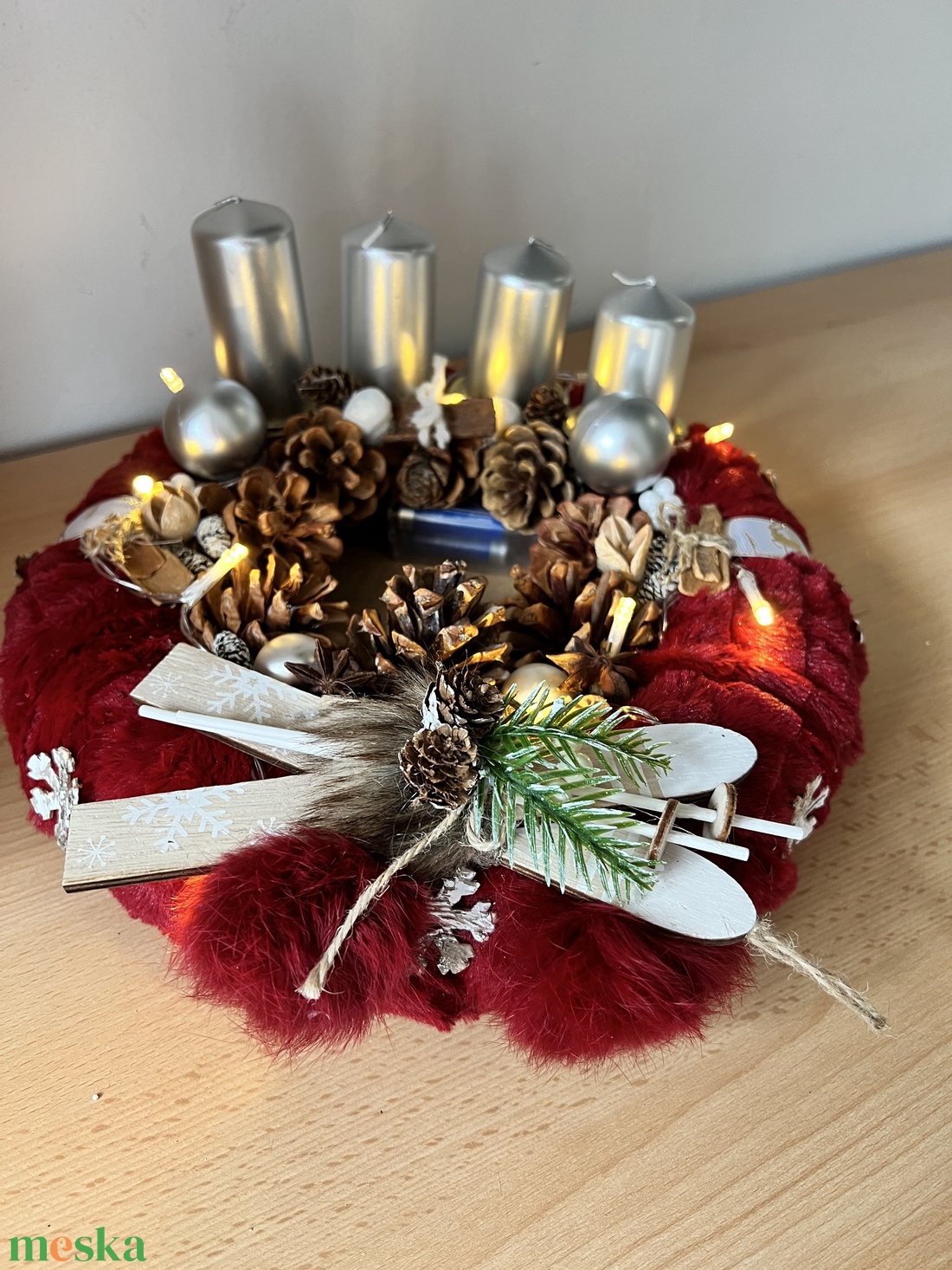 Piros-ezüst adventi koszorú tobozokkal és LED fényfüzérrel - karácsony - adventi díszek - adventi koszorú - Meska.hu