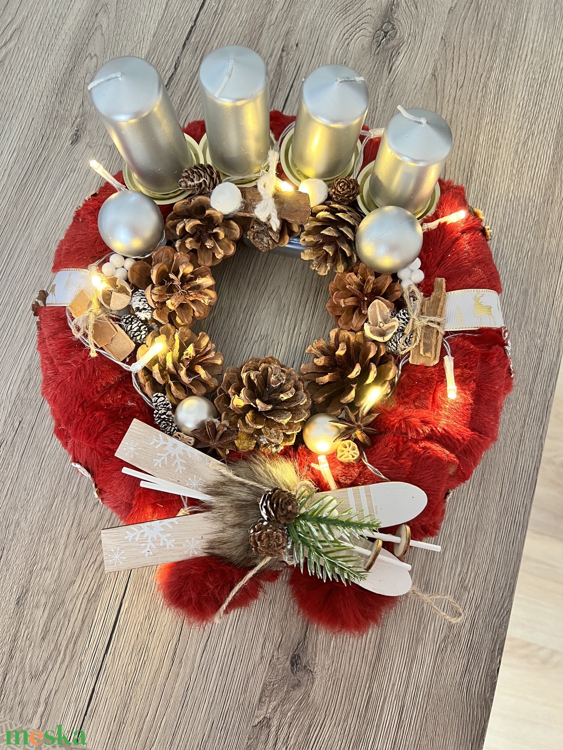 Piros-ezüst adventi koszorú tobozokkal és LED fényfüzérrel - karácsony - adventi díszek - adventi koszorú - Meska.hu