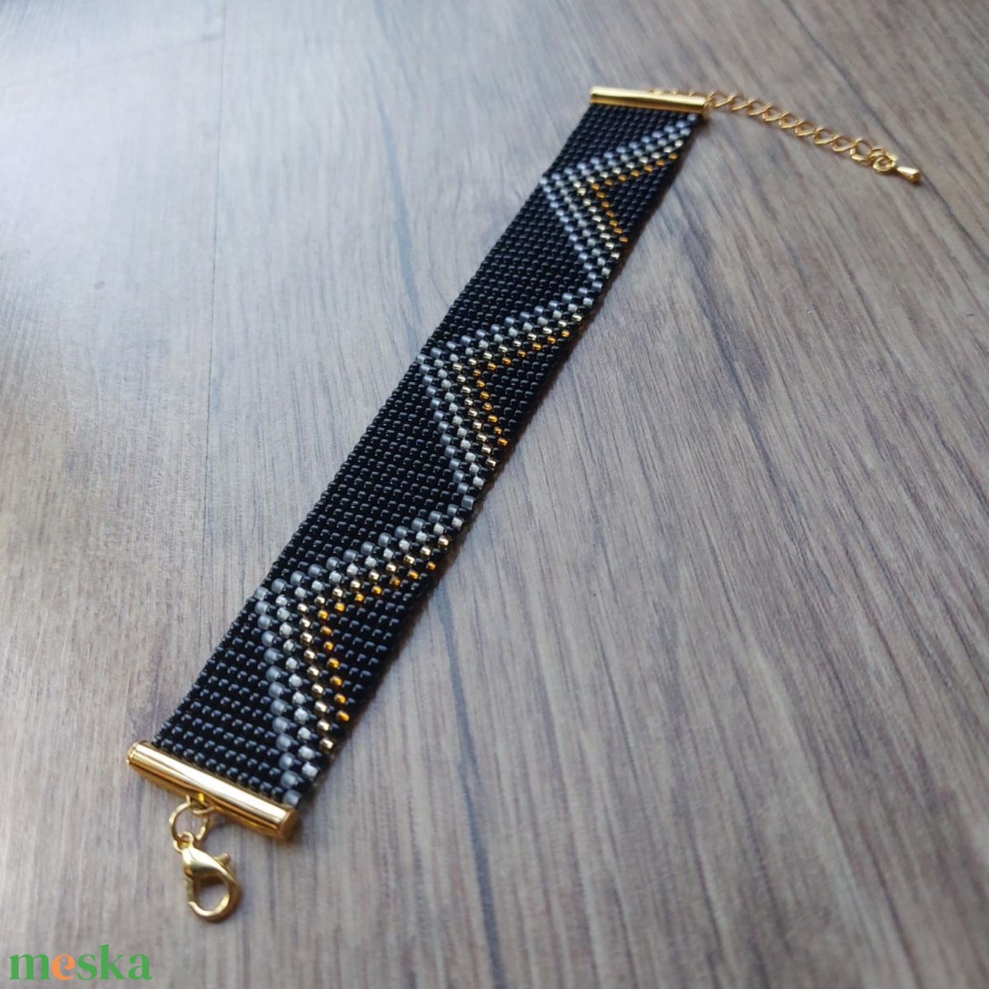 Fekete arany mintás gyöngyszövött karkötő - ékszer - karkötő - gyöngyös karkötő - Meska.hu