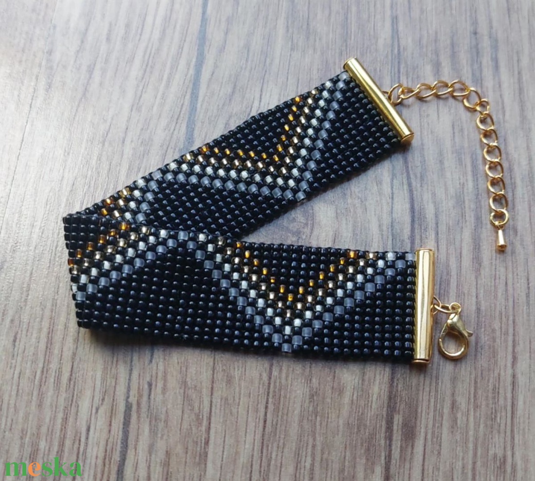 Fekete arany mintás gyöngyszövött karkötő - ékszer - karkötő - gyöngyös karkötő - Meska.hu