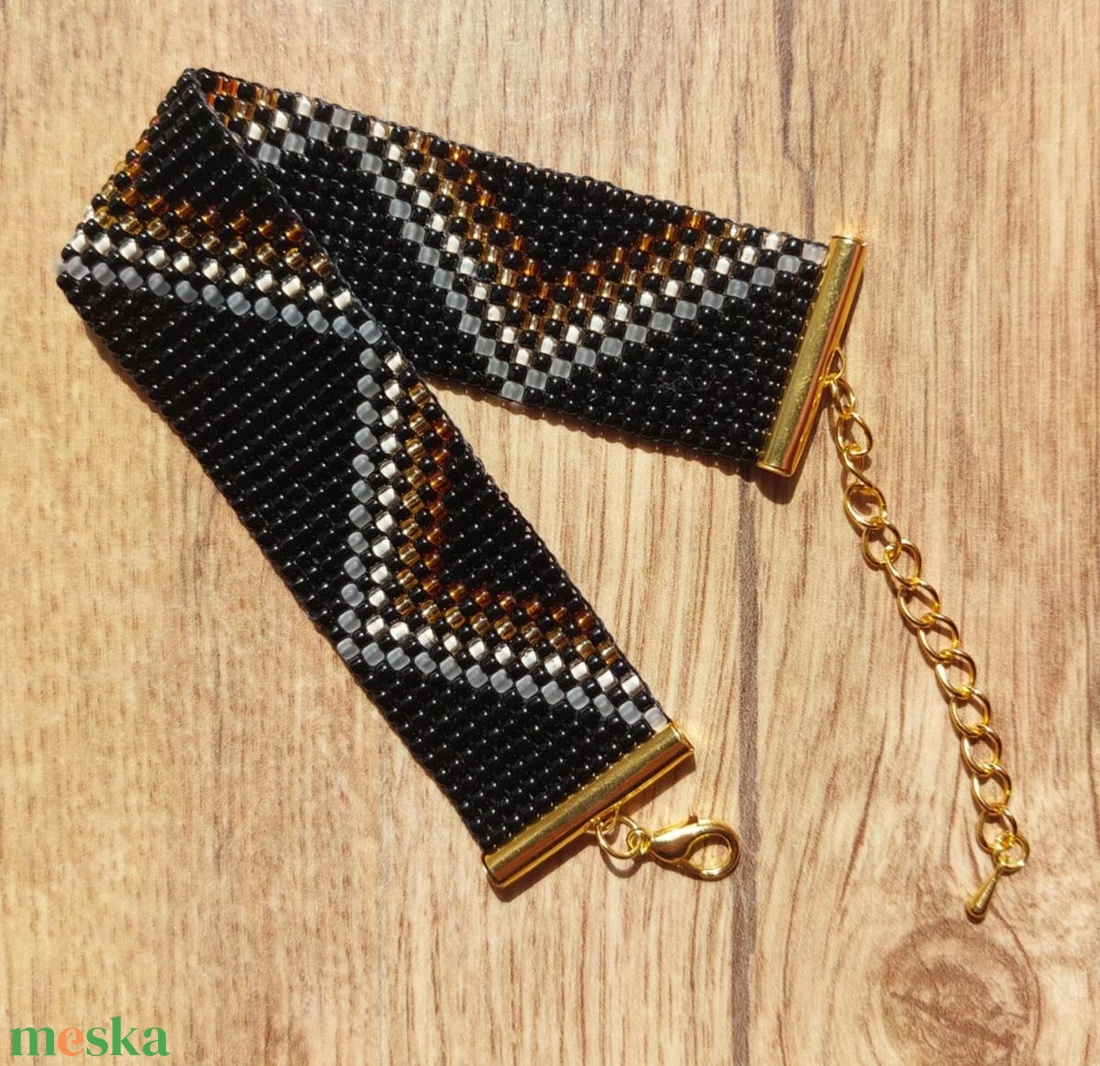 Fekete arany mintás gyöngyszövött karkötő - ékszer - karkötő - gyöngyös karkötő - Meska.hu