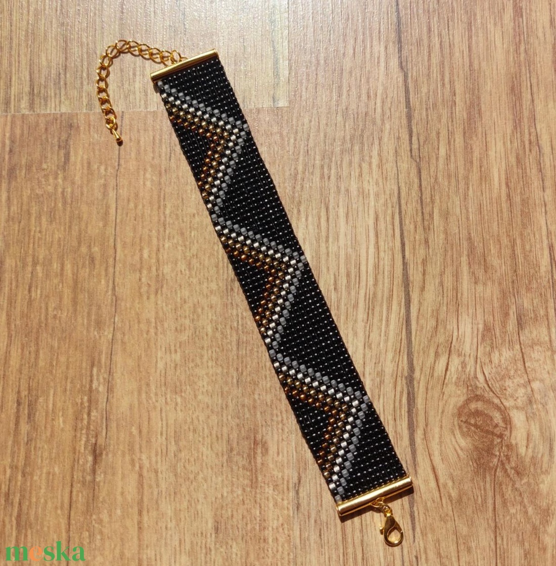 Fekete arany mintás gyöngyszövött karkötő - ékszer - karkötő - gyöngyös karkötő - Meska.hu