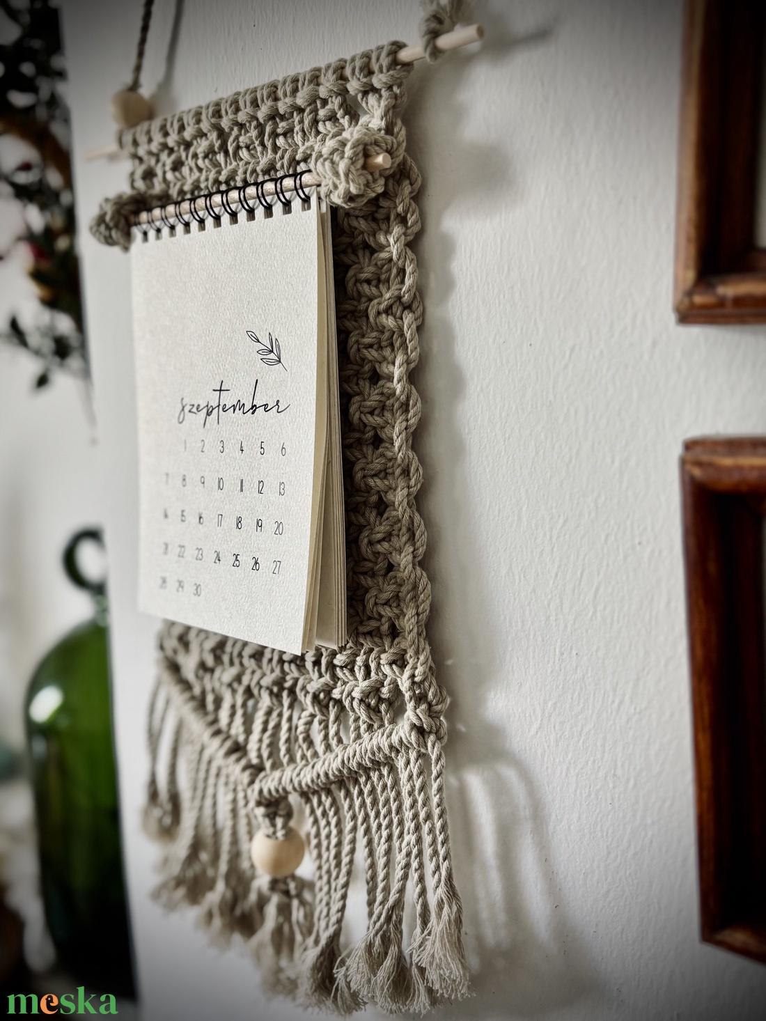 Naptár makramé tartóval  - otthon & életmód - dekoráció - fali és függő dekoráció - falinaptár & öröknaptár - Meska.hu