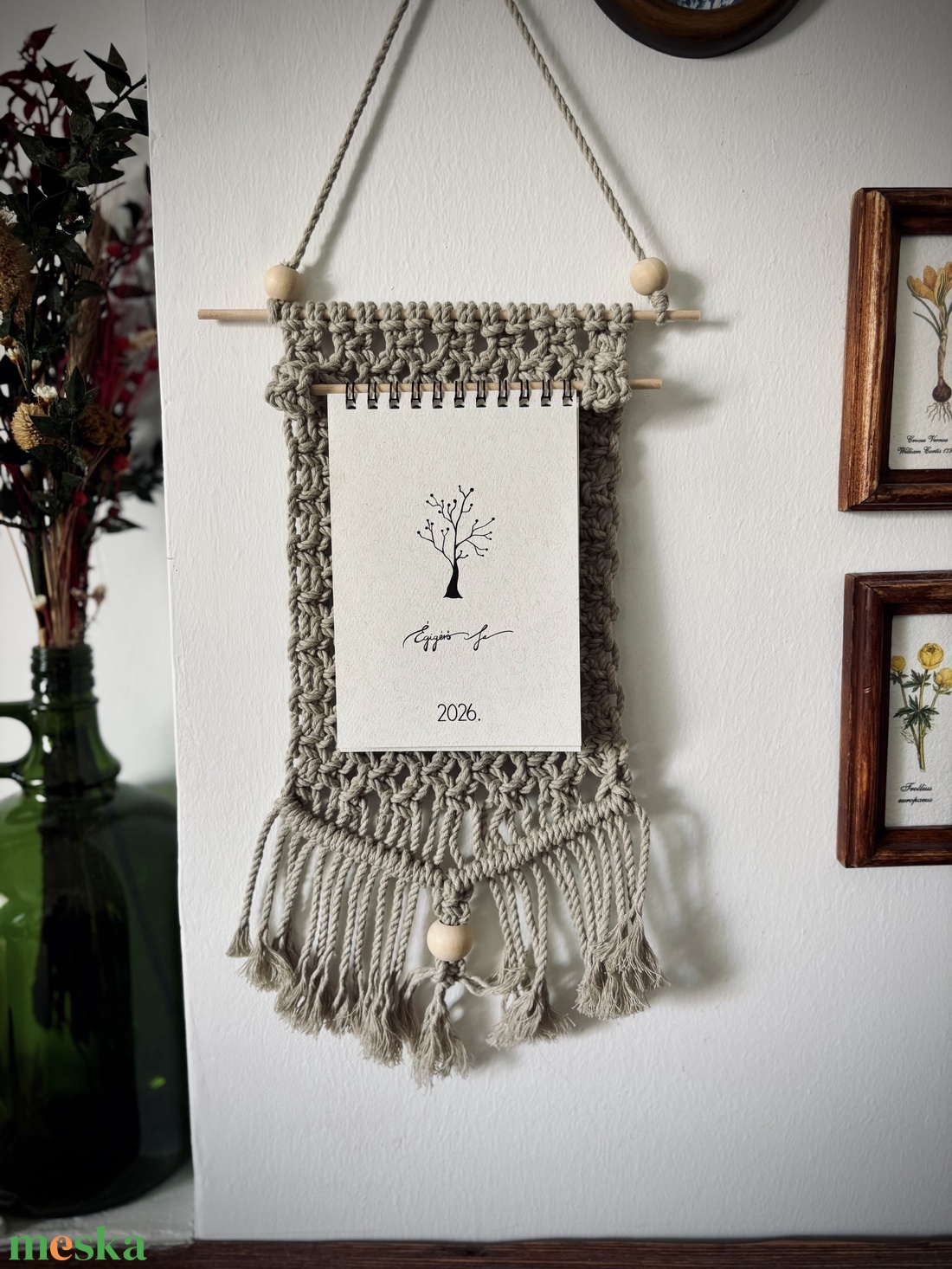 Naptár makramé tartóval  - otthon & életmód - dekoráció - fali és függő dekoráció - falinaptár & öröknaptár - Meska.hu