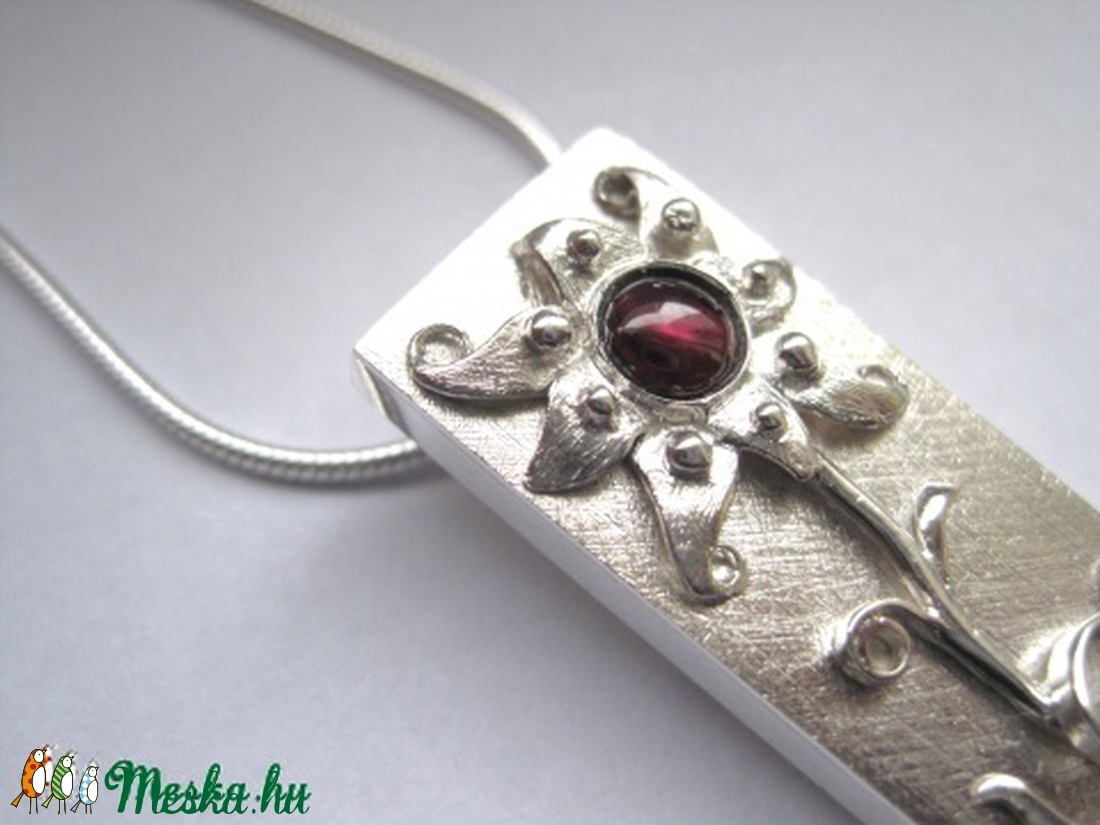 Egyedi pendrive medál, ezüst napraforgó medál valódi gránáttal. Rendelésre! -  - Meska.hu