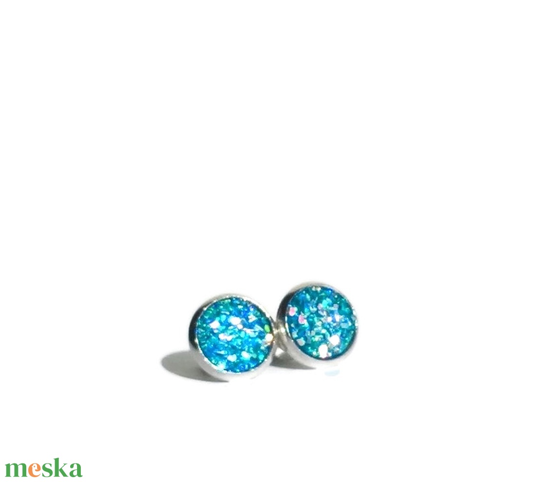 Égszínkék színjátszó ékszergyanta fülbevaló - ékszer - fülbevaló - pötty fülbevaló - Meska.hu Égszínkék színjátszó ékszergyanta fülbevaló - ékszer - fülbevaló - pötty fülbevaló - Meska.hu