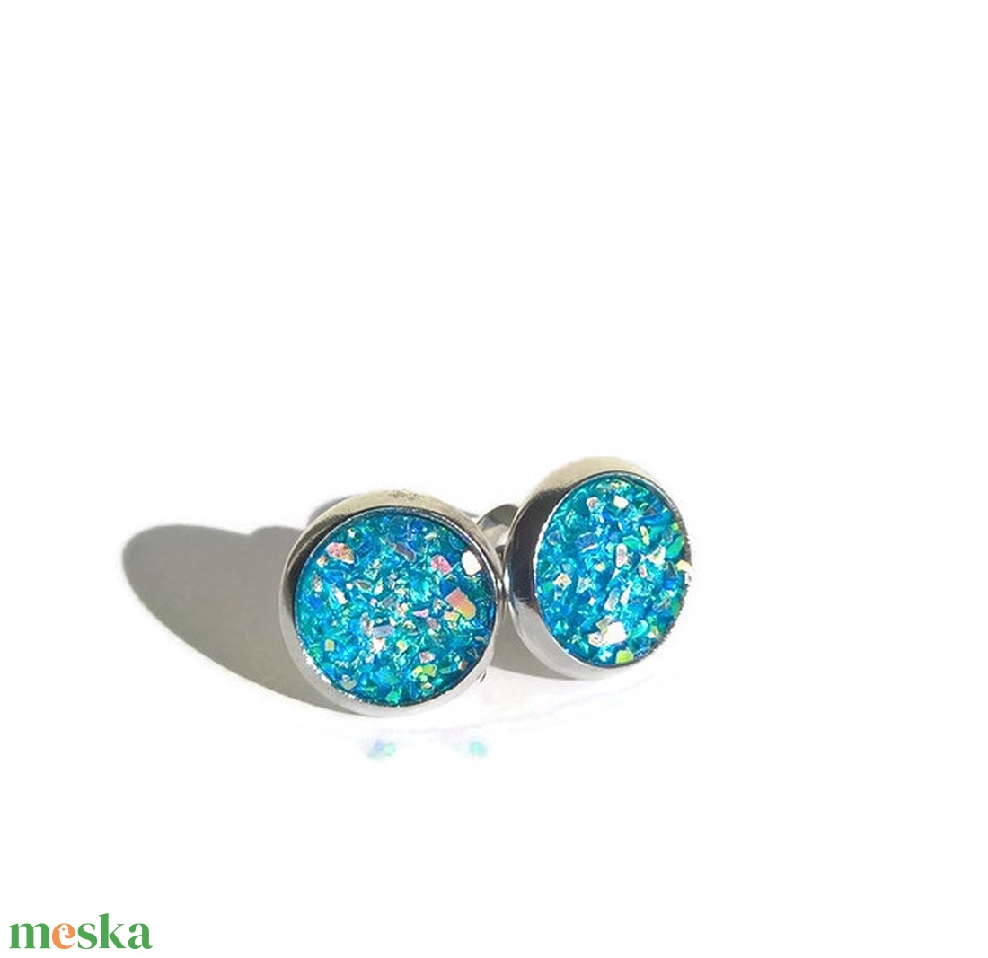 Égszínkék színjátszó ékszergyanta fülbevaló - ékszer - fülbevaló - pötty fülbevaló - Meska.hu Égszínkék színjátszó ékszergyanta fülbevaló - ékszer - fülbevaló - pötty fülbevaló - Meska.hu