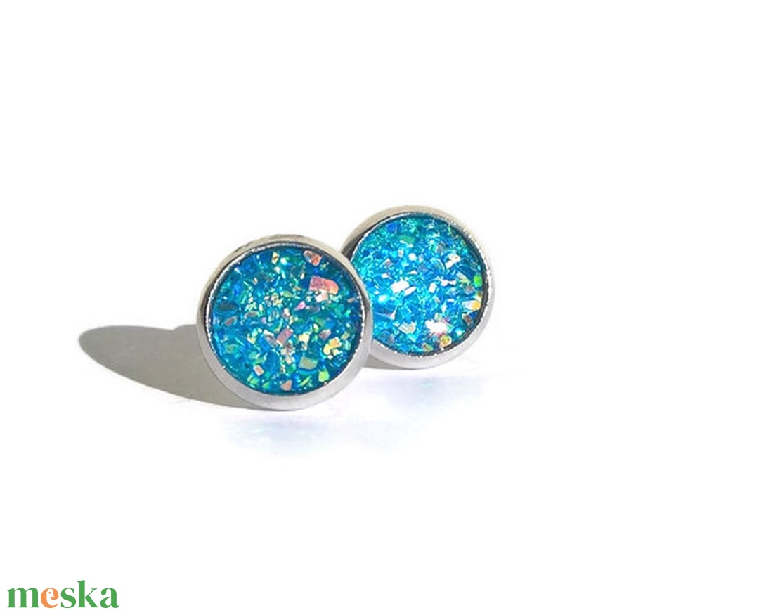 Égszínkék színjátszó ékszergyanta fülbevaló - ékszer - fülbevaló - pötty fülbevaló - Meska.hu Égszínkék színjátszó ékszergyanta fülbevaló - ékszer - fülbevaló - pötty fülbevaló - Meska.hu