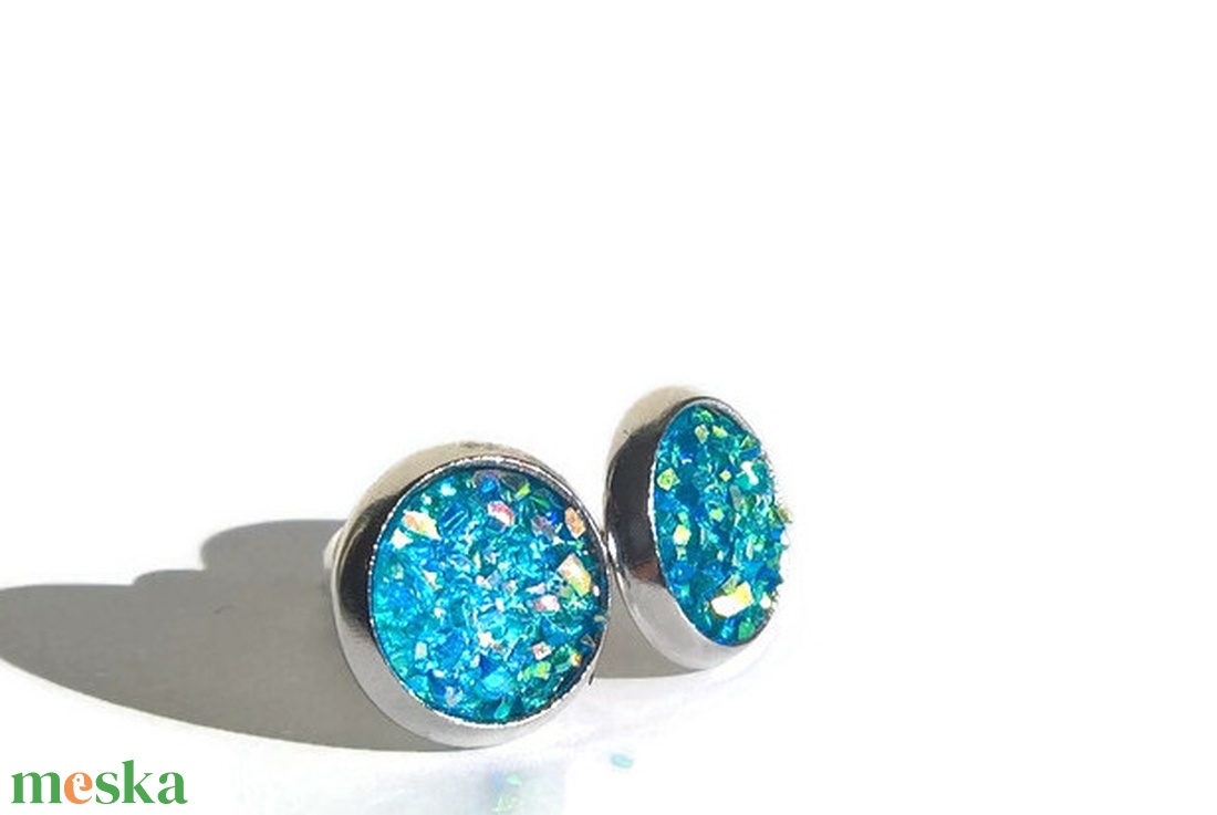 Égszínkék színjátszó ékszergyanta fülbevaló - ékszer - fülbevaló - pötty fülbevaló - Meska.hu Égszínkék színjátszó ékszergyanta fülbevaló - ékszer - fülbevaló - pötty fülbevaló - Meska.hu