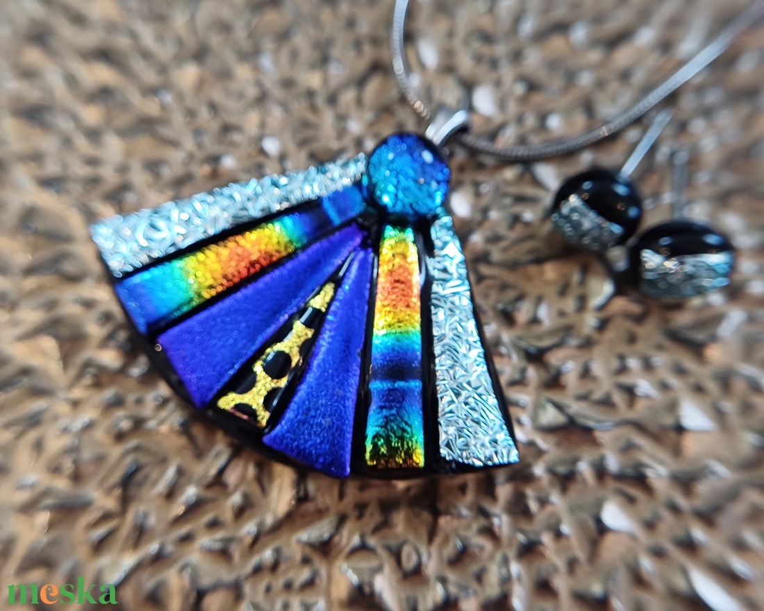 Legyező alakú üvegszett Dichroic ékszerüvegből - ékszer - ékszerszett - Meska.hu Legyező alakú üvegszett Dichroic ékszerüvegből - ékszer - ékszerszett - Meska.hu