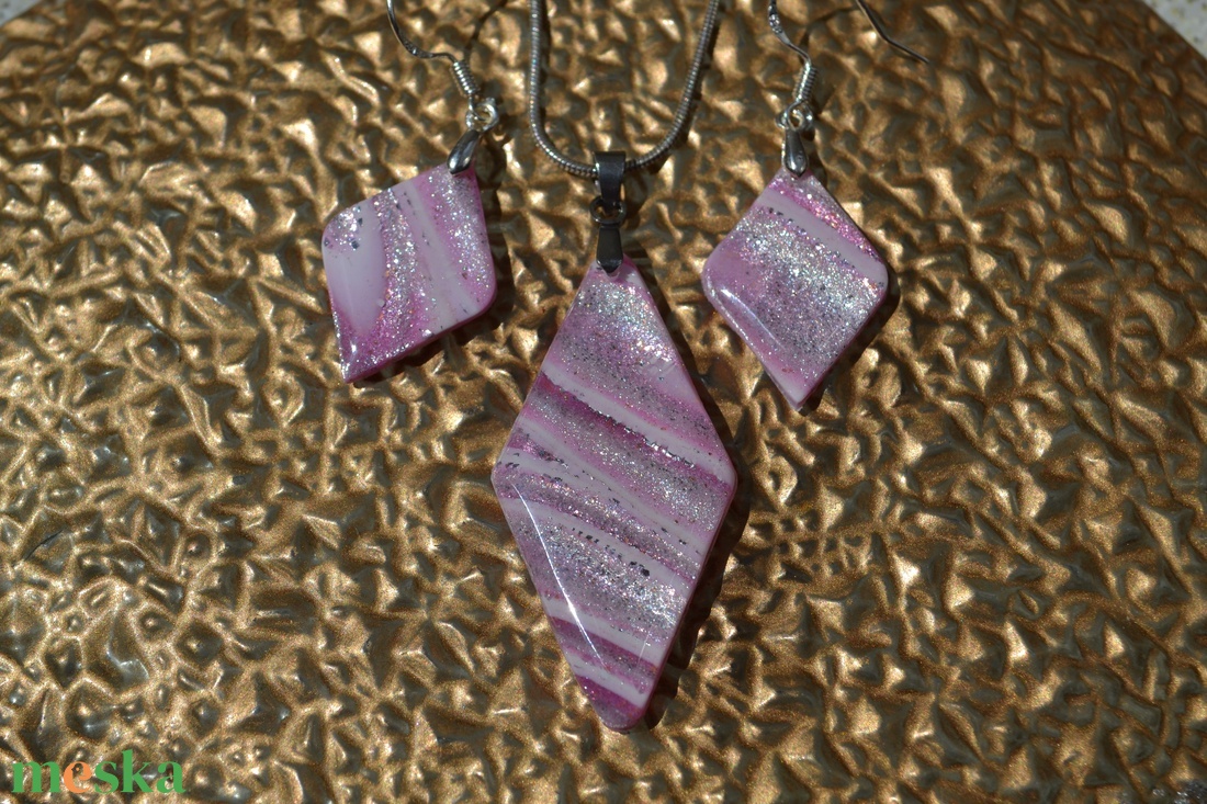 Halványrózsaszín-fehér-gyöngyház csíkos polymer clay ékszerszett - ékszer - ékszerszett - Meska.hu Halványrózsaszín-fehér-gyöngyház csíkos polymer clay ékszerszett - ékszer - ékszerszett - Meska.hu