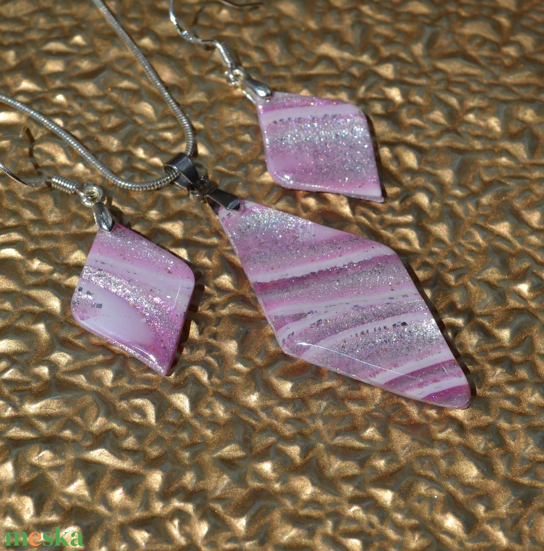 Halványrózsaszín-fehér-gyöngyház csíkos polymer clay ékszerszett - ékszer - ékszerszett - Meska.hu Halványrózsaszín-fehér-gyöngyház csíkos polymer clay ékszerszett - ékszer - ékszerszett - Meska.hu