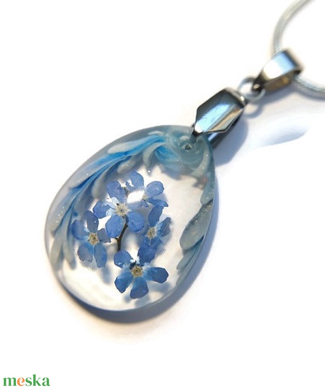 Egy kis fürtnyi nefelejcs gyöngyházfényű csíkokkal - ékszer - nyaklánc - medálos nyaklánc - Meska.hu