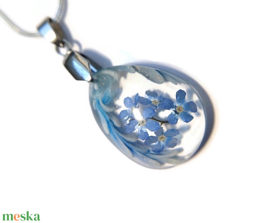 Egy kis fürtnyi nefelejcs gyöngyházfényű csíkokkal - ékszer - nyaklánc - medálos nyaklánc - Meska.hu