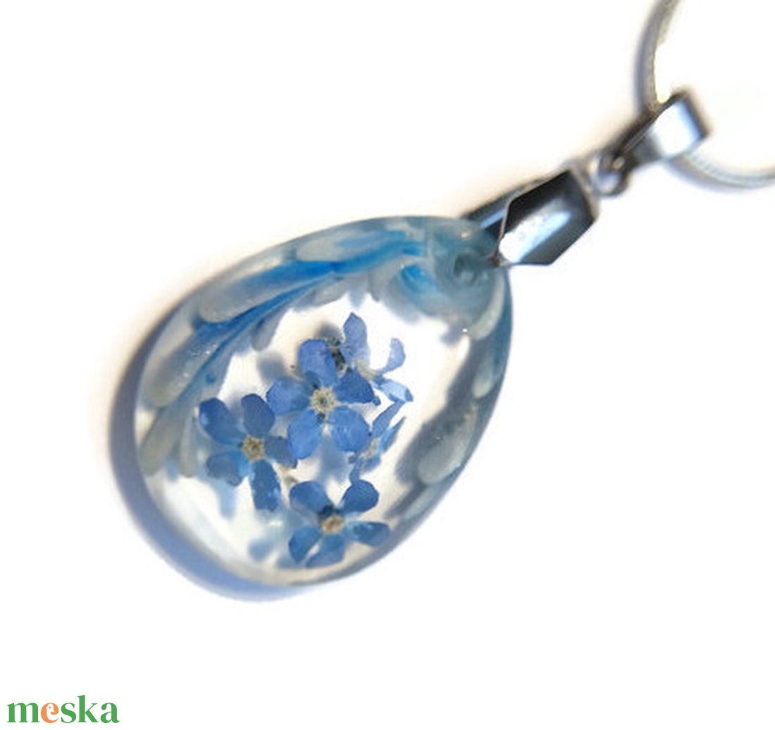 Egy kis fürtnyi nefelejcs gyöngyházfényű csíkokkal - ékszer - nyaklánc - medálos nyaklánc - Meska.hu