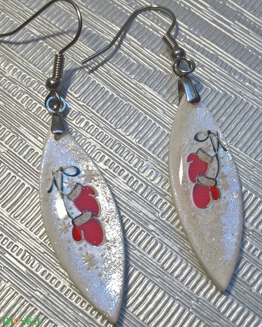 Pici kesztyűs hópelyhes fülbevaló - ékszer - fülbevaló - lógó fülbevaló - Meska.hu